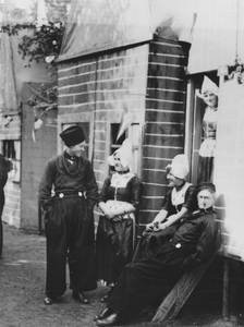 876693 Portret van medewerkers van het Franciscus Liefdewerk in Volendammer klederdracht, bij de fancy fair 'Drie dagen ...